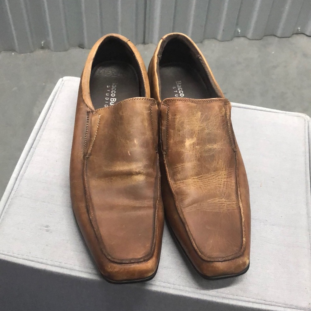 Like New Bacco Bucci leather loafers Size 10